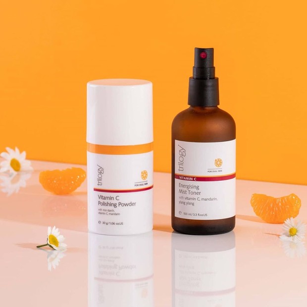 Sebagai antioksidan yang kuat, kandungan ini dapat mengobati bentuk perubahan warna dengan menghambat produksi melanin berlebih dan selanjutnya melindungi kulit dari radikal bebas.