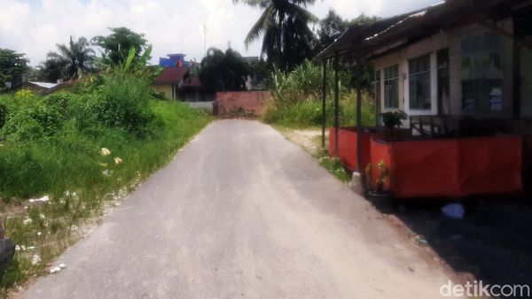 Waduh! Jalan di Pekanbaru Ini Ditembok Setinggi 2 Meter