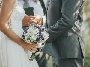 7 Arti Mimpi Memakai Baju Pengantin Warna Putih, Hitam Hingga Merah 7 Arti Mimpi Memakai Baju Pengantin Warna Putih, Hitam Hingga Merah