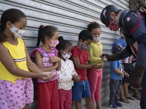 Aksi Captain America Lindungi Anak-anak dari Corona