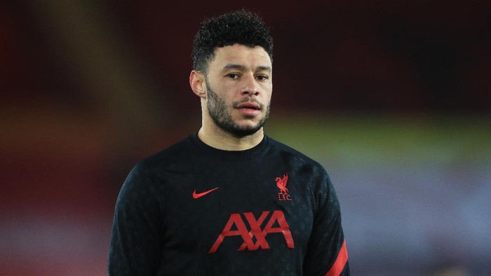 SOUTHAMPTON, ENGLAND - JANUARY 04: Alex Oxlade-Chamberlain of Liverpool looks on as he warms up prior to the Premier League match between Southampton and Liverpool at St Marys Stadium on January 04, 2021 in Southampton, England. The match will be played without fans, behind closed doors as a Covid-19 precaution. (Photo by Adam Davy - Pool/Getty Images)