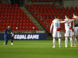 Mantap, Kapten Lacazette! Berlutut Dulu, Sikat Slavia Praha Kemudian