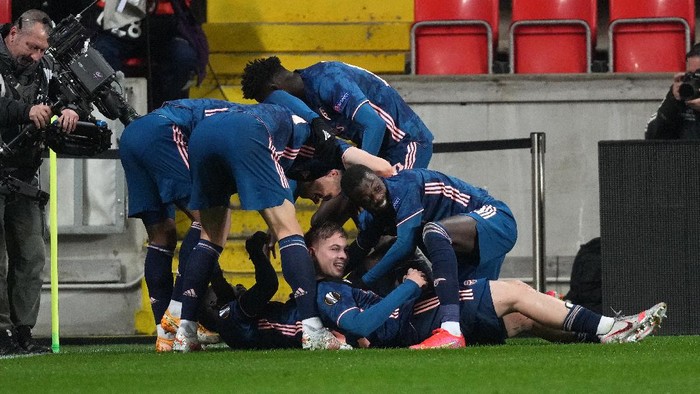 PRAGUE, CZECH REPUBLIC - APRIL 15: Bukayo Saka of Arsenal (hidden) celebrates with teammates after scoring their teams third goal during the UEFA Europa League Quarter Final Second Leg match between Slavia Praha and Arsenal FC at Sinobo Stadium on April 15, 2021 in Prague, Czech Republic. Sporting stadiums around Europe remain under strict restrictions due to the Coronavirus Pandemic as Government social distancing laws prohibit fans inside venues resulting in games being played behind closed doors. (Photo by Martin Sidorjak/Getty Images)
