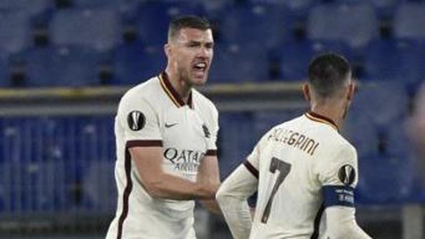 Roma's Bosnian forward Edin Dzeko celebrates after scoring an equalizer during the UEFA Europa League quarter final second leg football match AS Rome vs Ajax Amsterdam on April 15, 2021 at the Olympic stadium in Rome. (Photo by Filippo MONTEFORTE / AFP)