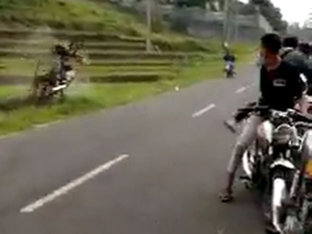 Pembalap Liar yang Viral Salto ke Sawah Selamat Namun Retak Tulang Tangan Pembalap Liar yang Viral Salto ke Sawah Selamat Namun Retak Tulang Tangan