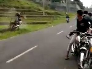 Pembalap Liar yang Viral Salto ke Sawah Selamat Namun Retak Tulang Tangan Pembalap Liar yang Viral Salto ke Sawah Selamat Namun Retak Tulang Tangan