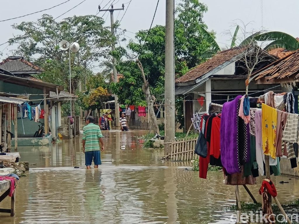 Puluhan Rumah di Pangasinan Karawang Terendam Banjir Puluhan Rumah di Pangasinan Karawang Terendam Banjir