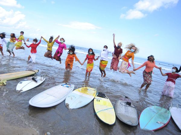 Sambut Hari Kartini Peselancar Wanita Pakai Kebaya