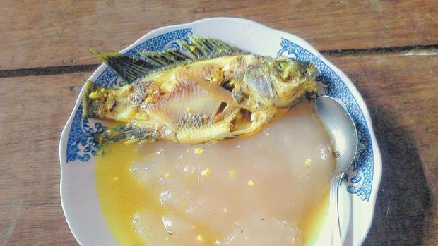 Bingka Kentang (Kalimantan Timur) Papeda Ikan Kuah Kuning. (iStockphoto/AnakPapuaJawa)