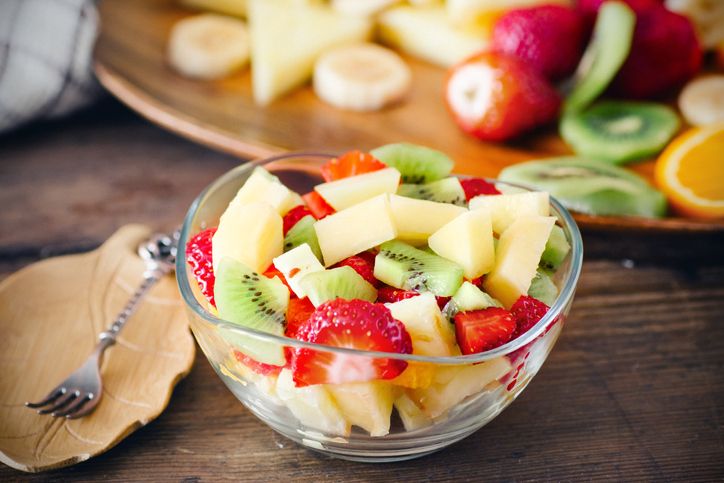 cara membuat salad buah sederhana yang segar untuk buka puasa.