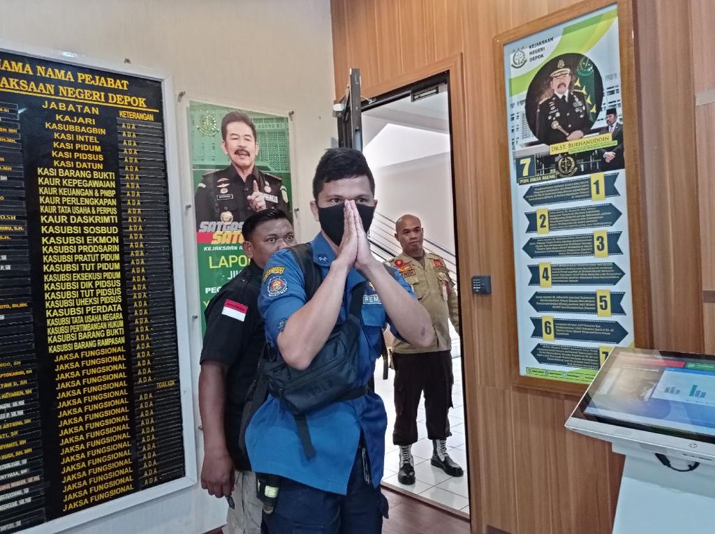 Diperiksa Kejari, Sandi Damkar Depok Jelaskan soal Potongan Insentif COVID Diperiksa Kejari, Sandi Damkar Depok Jelaskan soal Potongan Insentif COVID