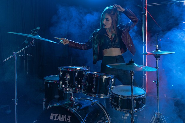 Drumming Potret seorang drummer wanita