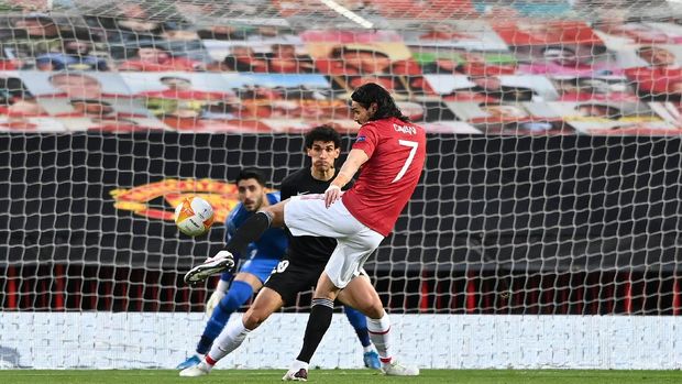 MANCHESTER, ENGLAND - APRIL 15: Edinson Cavani of Manchester United scores their team's first goal during the UEFA Europa League Quarter Final Second Leg match between Manchester United and Granada CF at Old Trafford on April 15, 2021 in Manchester, England. Sporting stadiums around Europe remain under strict restrictions due to the Coronavirus Pandemic as Government social distancing laws prohibit fans inside venues resulting in games being played behind closed doors. (Photo by Stu Forster/Getty Images)