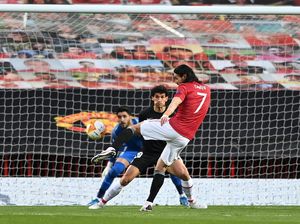 Cavani Bawa Man Utd Ungguli Granada di Babak Pertama