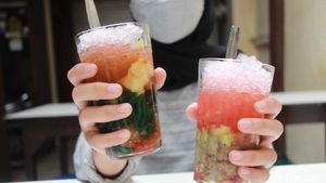 Beragam Es Campur Manis Segar Bisa Dibeli di Warung Legendaris Ini!