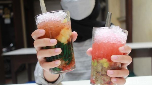 Beragam Es Campur Manis Segar Bisa Dibeli di Warung Legendaris Ini!