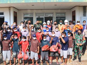 16 Nelayan yang Kapalnya Terbakar di Laut Jawa Dipulangkan dari Tuban