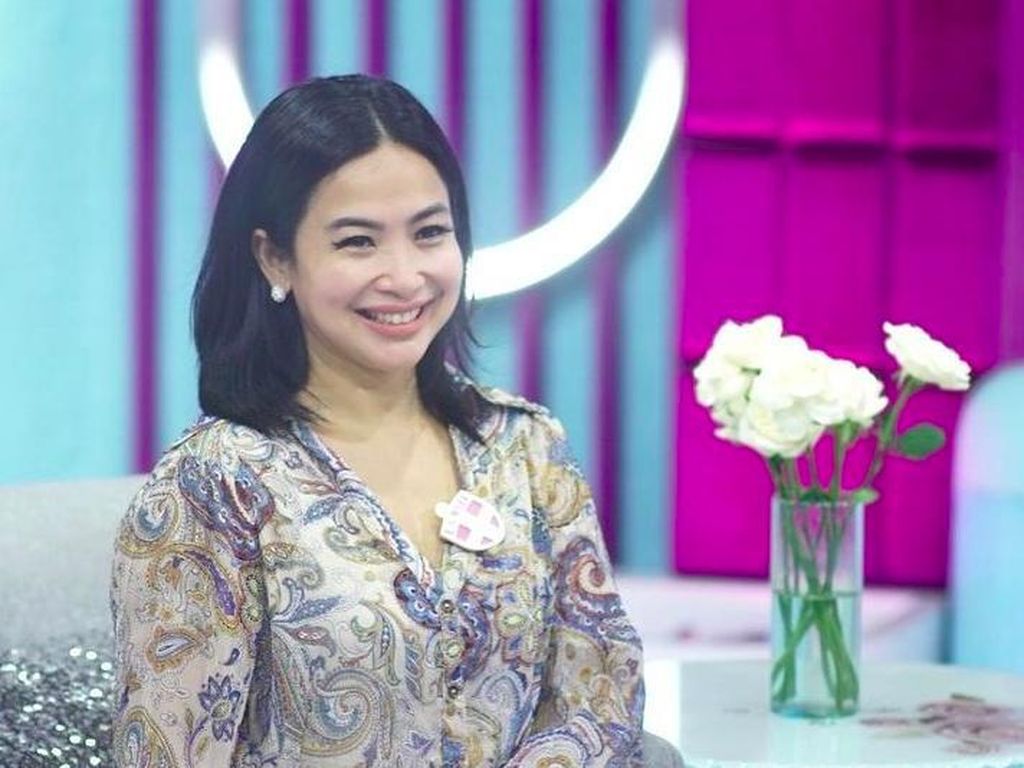 Penampilan Awet Muda Feni Rose Saat Momong Cucu Penampilan Awet Muda Feni Rose Saat Momong Cucu