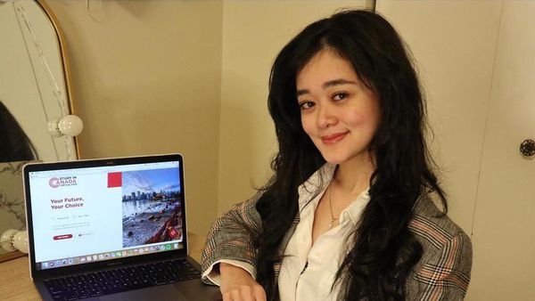 10 Potret Gisela Cindy Saat Kerja Jadi Store Manager Toko Sepatu di Kanada