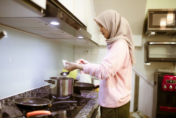 Hukum Mencicipi Makanan Saat Memasak Hidangan untuk Buka Puasa