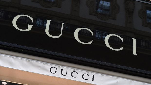 A picture shows the logo of Italian fashion shop Gucci on December 4, 2017, in the Vittorio Emanuele II Gallery in Milan. Italian fashion giant Gucci said today that police raided its offices over suspected tax evasion, confirming a report in the Italian press. - The Milan public prosecutor suspects the fashion house of declaring several years worth of Italian sales in Switzerland, thereby saving around 1.3 billion euros ($1.5 billion) in domestic tax, La Stampa daily said. (Photo by MIGUEL MEDINA / AFP)