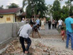 Pagar Tembok yang Tutupi Jalan di Pekanbaru Dibongkar!