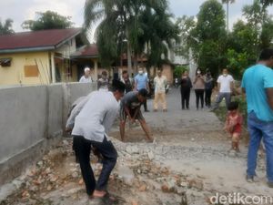 Pagar Tembok yang Tutupi Jalan di Pekanbaru Dibongkar! Pagar Tembok yang Tutupi Jalan di Pekanbaru Dibongkar!
