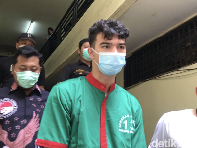 Penampakan Jeff Smith Tersangka Narkoba: Berbaju Tahanan dan Diborgol