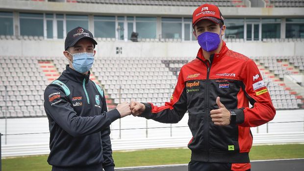 Pembalap Indonesia Gresini Jeremy Alcoba (kanan) dan pembalap Petronas Sprinta John McPhee berdamai jelang Moto3 Portugal 2021 di Sirkuit Portimao, Kamis (15/4).