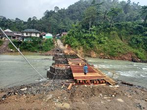 Warga Iuran Bangun Jembatan di Lebak yang Tak Kunjung Diperbaiki