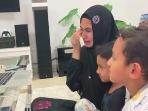 Air Mata Kartika Putri Tumpah saat Video Call dengan Anak yang Jauh di Yaman