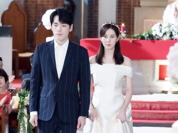 Kim Jung Hyun Menolak Berpegangan Tangan di Scene Menikah/Pinterest.com/soompi Salah satu scene yang sering dipertanyakan ialah saat adegan menikah, Kim Jung Hyun engga memegang tangan Seohyun.