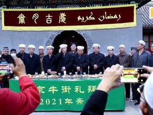 Potret Muslim di Cina Buka Puasa di Masjid Berusia 579 Tahun