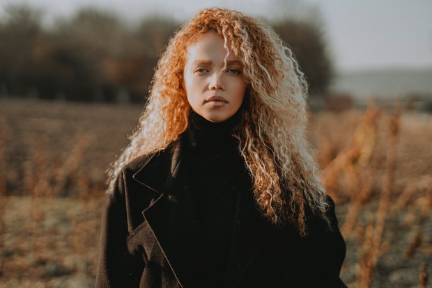 Kulit wajah perempuan yang terlihat pucat/Photo by unsplash.com/@shayan_rostami Pucat