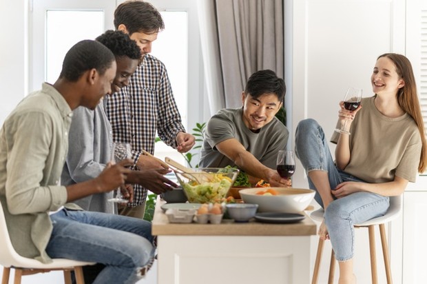 Seorang Leo adalah orang yang berhati riang dan selalu siap untuk bersenang-senang, tidak peduli apapun yang dibutuhkan.