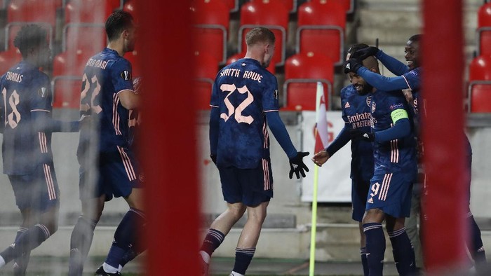 Arsenals Alexandre Lacazette, second right, celebrates after scoring his sides second goal from the penalty spot during the Europa League quarter final second leg soccer match between Slavia Prague and Arsenal at the Sinobo stadium in Prague, Czech Republic, Thursday, April 15, 2021. (AP Photo/Petr David Josek)