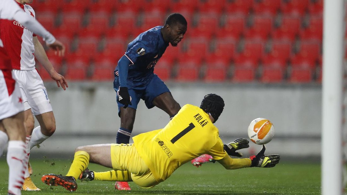 Aksi Nicolas Pepe saat merobek gawang Slavia Praha di leg kedua perempatfinal Liga Europa. (Foto: AP/Petr David Josek)