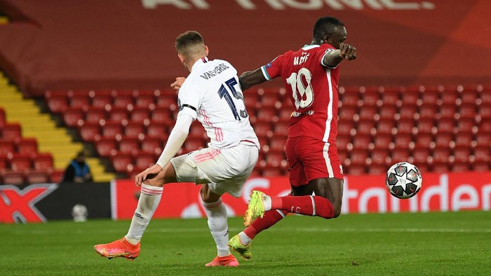 LIVERPOOL, ENGLAND - APRIL 14: Sadio Mane of Liverpool is challenged by Federico Valverde of Real Madrid during the UEFA Champions League Quarter Final Second Leg match between Liverpool FC and Real Madrid at Anfield on April 14, 2021 in Liverpool, England. Sporting stadiums around the UK remain under strict restrictions due to the Coronavirus Pandemic as Government social distancing laws prohibit fans inside venues resulting in games being played behind closed doors. (Photo by Michael Regan/Getty Images)