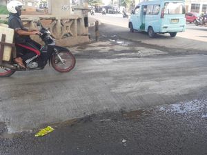 Pemkot Bekasi Tambal Lubang Besar di Jembatan Kincan Jl KH Noer Ali Pemkot Bekasi Tambal Lubang Besar di Jembatan Kincan Jl KH Noer Ali