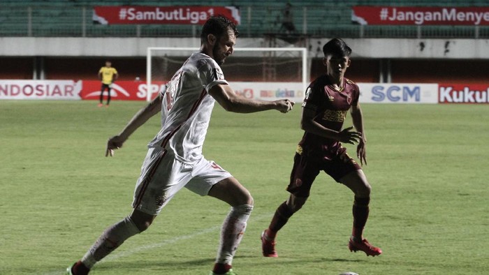 Pesepak bola Persija Jakarta Marco Motta (kiri) berebut bola dengan pesepak bola PSM Makassar Rizky Eka (kanan) saat pertandingan semifinal Leg I Piala Menpora 2021 di Stadion Maguwoharjo, Sleman, DI Yogyakarta, Kamis (15/4/2021). Pertandingan tersebut berakhir 0-0. ANTARA FOTO/Hendra Nurdiyansyah/rwa.