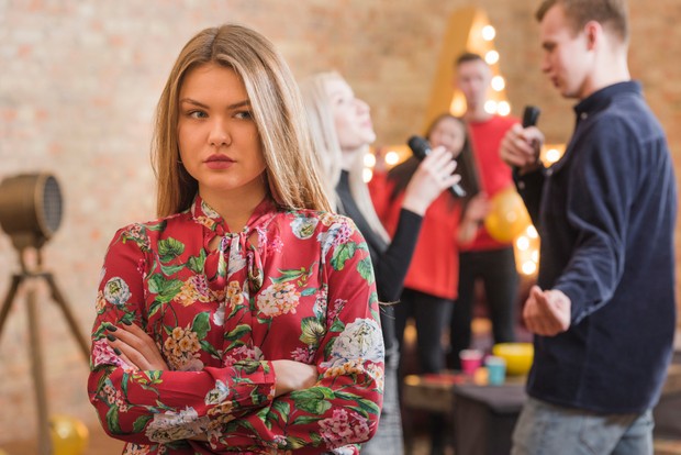 Berbeda dengan orang biasanya, pemilik trust issue lebih berpotensi menaruh perasaan curiga secara berlebihan.