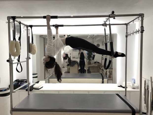 Pilates membuat napas dan sirkulasi bergerak, menstimulasi tulang belakang dan otot serta membanjiri tubuh dengan perasaan baik yang kamu dapatkan dari melatih seluruh tubuh