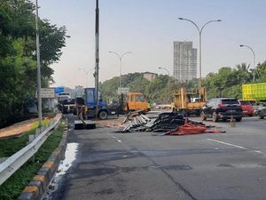 Muatan Besi Jatuh di Tol JORR, Ulujami Arah Veteran Macet