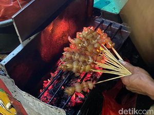 Nyamm! Kenyal Lembut Sate Kikil Racikan Mang Udin di Ciputat Nyamm! Kenyal Lembut Sate Kikil Racikan Mang Udin di Ciputat