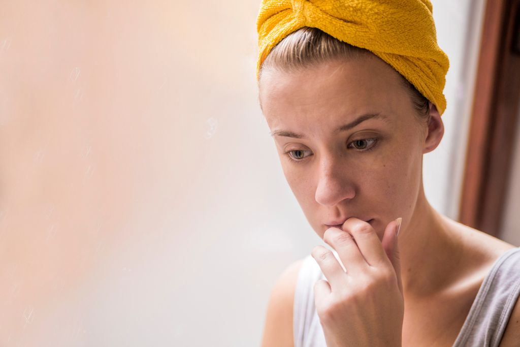 Pemilik masalah kepercayaan berpotensi mengalami cemas secara berlebihan melalui pikiran-pikiran negatif yang selalu bermunculan.