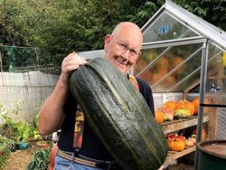 Pensiun Jualan Daging, Kakek Ini Sukses Jadi Petani Sayuran Jumbo