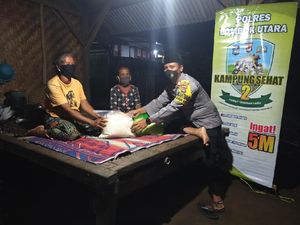 Polsek Bayan Bagikan Sembako ke Lansia di Desa Sambik Elen