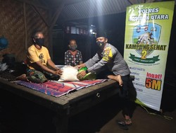 Polsek Bayan Bagikan Sembako ke Lansia di Desa Sambik Elen