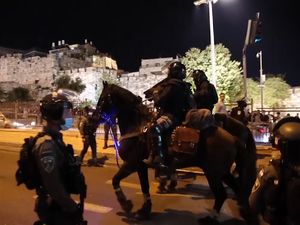 Polisi Israel Bentrok dengan Muslim Palestina di Yerusalem