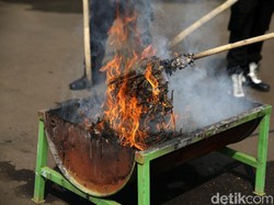Polisi Musnahkan 8.916 Botol Miras-30,8 Kg Ganja di Bekasi
